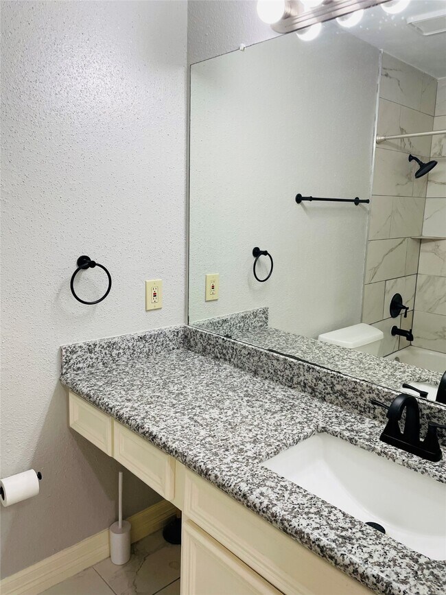 Building Photo - 2002 Gentryside Dr