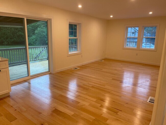 Building Photo - 3 Bedroom Apartment in Colchester VT Available 7/1!