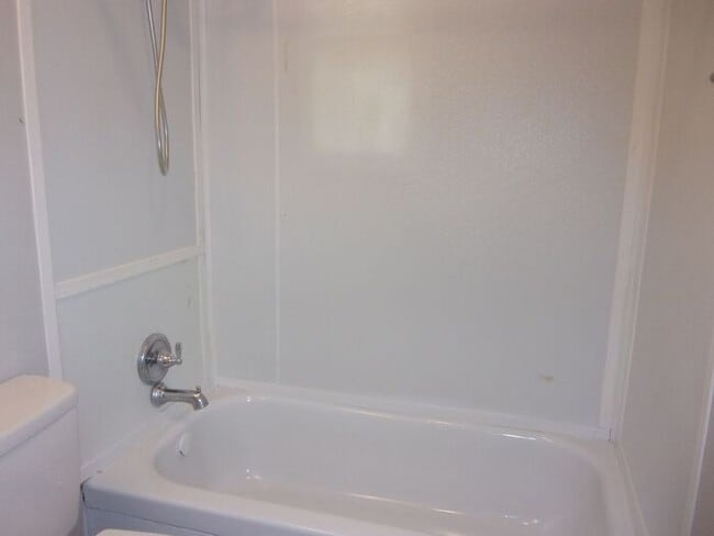Building Photo - 2 Bedroom 1 Bath Townhome Minutes to Uptow...