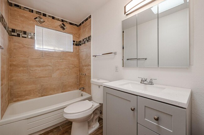 Building Photo - 11417 N Hacienda Dr