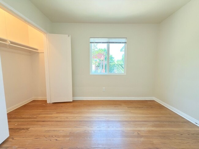 Building Photo - Beautiful Winnetka Home with Hardwood Floo...
