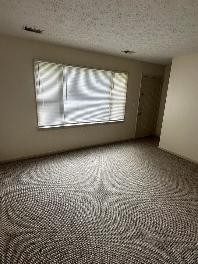 Building Photo - 1104 Collins Ln