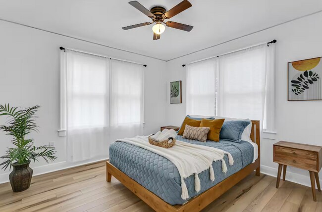 Building Photo - Furnished 2-Bedroom Corner Lot Home in Old Seminole Heights!