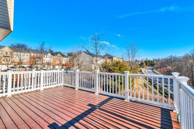 Building Photo - Charming 3 BR + Den Townhouse available now