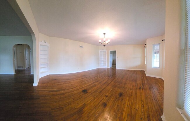 Building Photo - Charming Single Family Home with Beautiful...