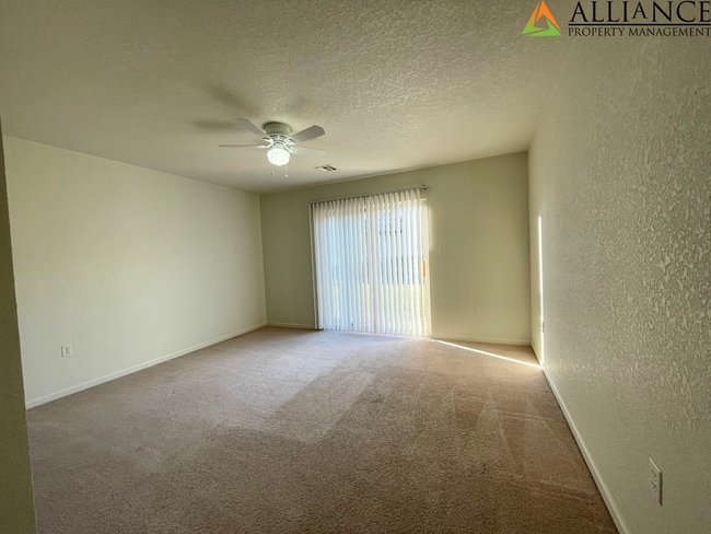 Building Photo - West Side Townhome!