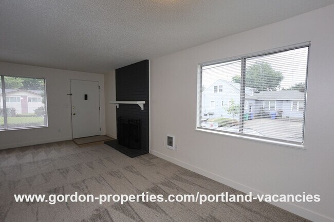 Building Photo - SE 15th Ave - remodeled 3 bedroom duplex w...