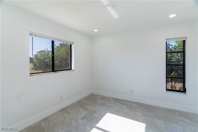 Building Photo - 720 Chavers St