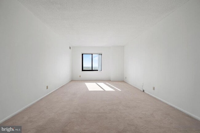 Building Photo - 307 Yoakum Pkwy