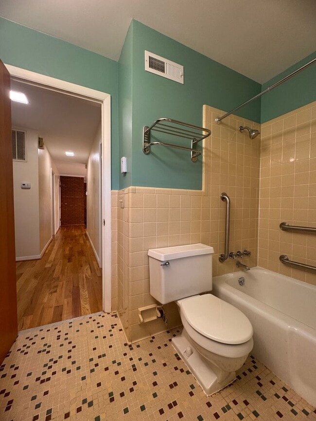 Building Photo - 4 Bedroom Jamestown Beauty!