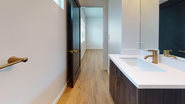 Building Photo - 2901-2911 Bellevue Ave