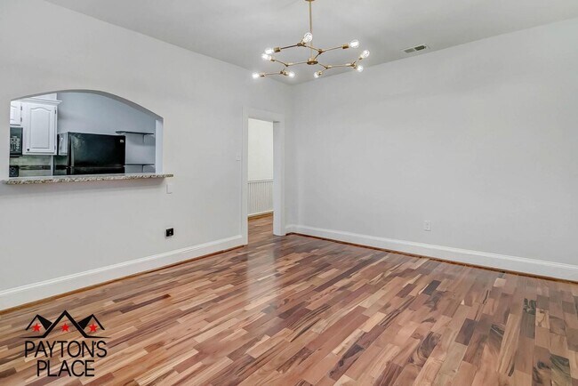 Building Photo - Spacious Apartment with Outdoor space