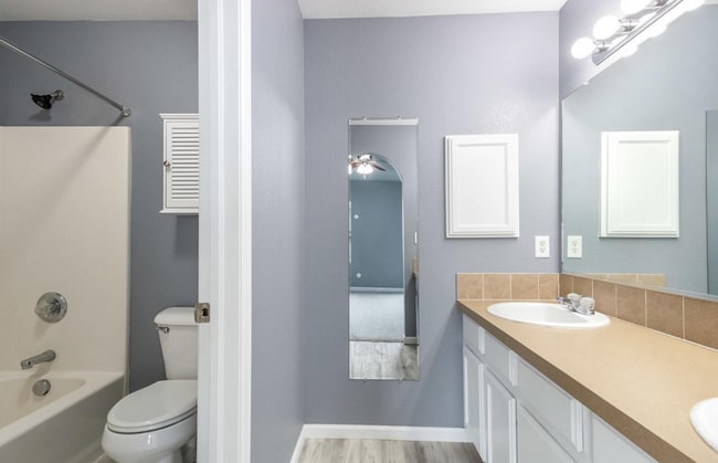 Building Photo - *FIRST MONTHS RENT FREE* 3 BED, 2 BATH MOD...