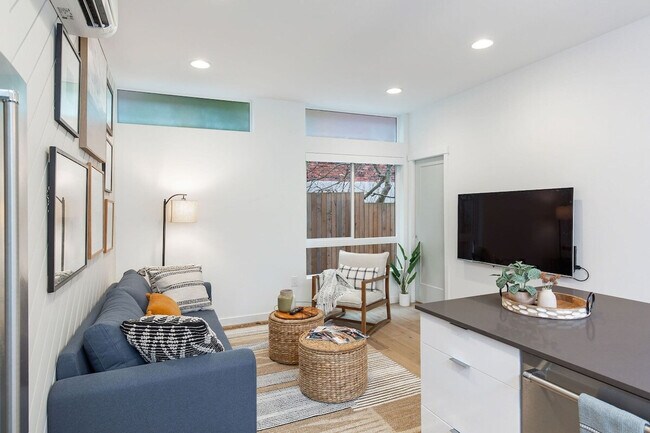 Building Photo - 628 10th Ave E