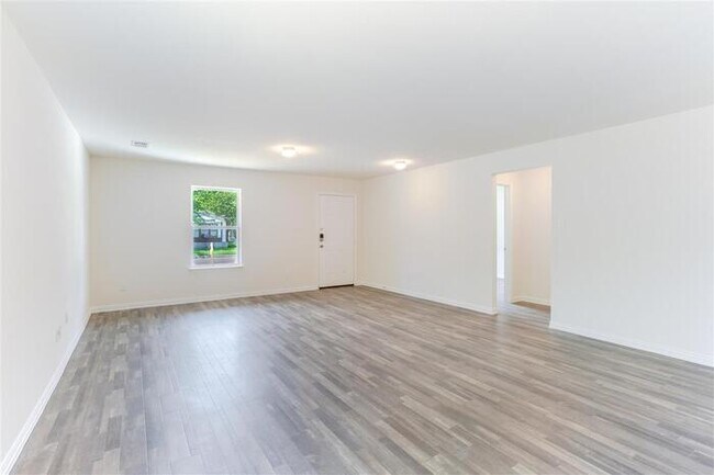 Building Photo - HALF OFF One Month Rent!*