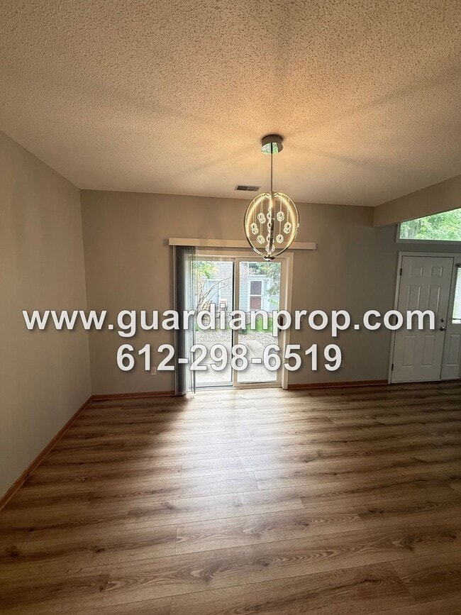 Building Photo - End Unit Townhouse Available Now, Loft Are...
