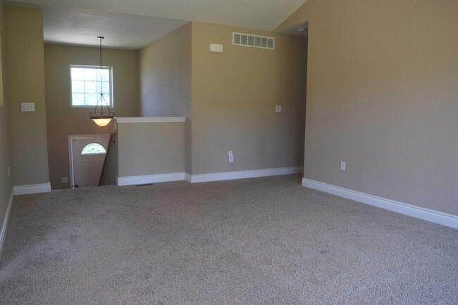 Building Photo - Gorgeous Split Foyer Home!