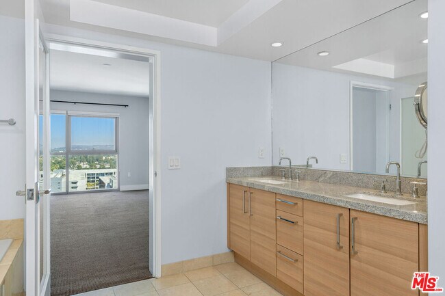 Building Photo - 13650 Marina Pointe Dr