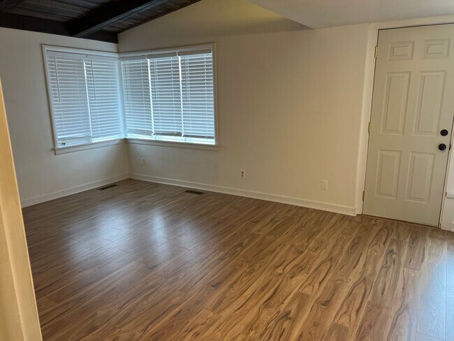 Building Photo - 4 Bedroom 2 bath home near lake Tenkiller with office