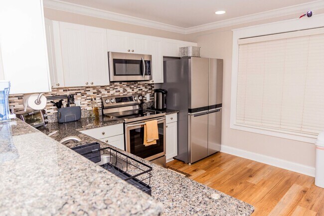 Building Photo - 2 Bedroom/ 2 bath - entry level END UNIT with side balcony- Fully Furnished and only a $500 depos...