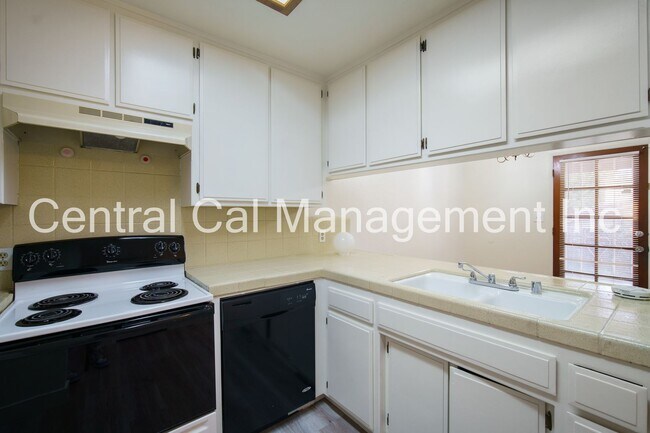 Building Photo - 5905 Auburn Oaks Dr