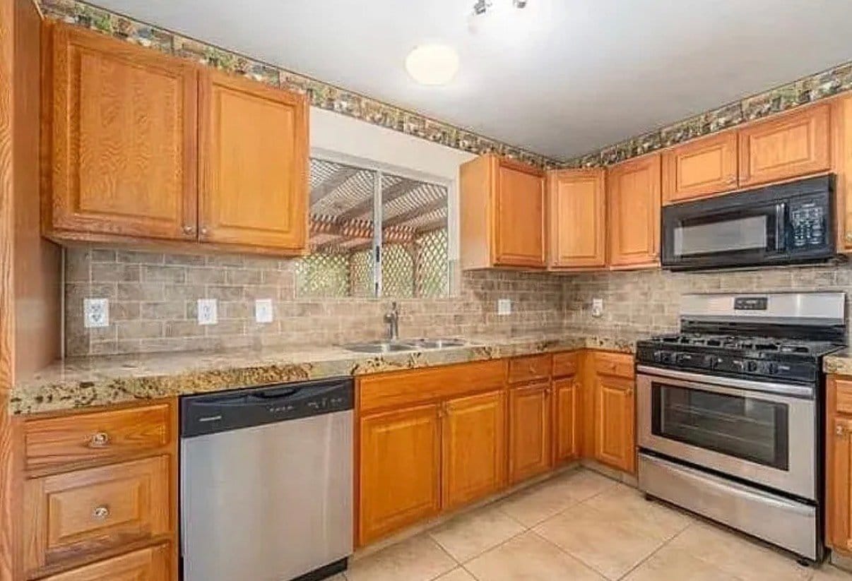 Building Photo - 633 W 5th St