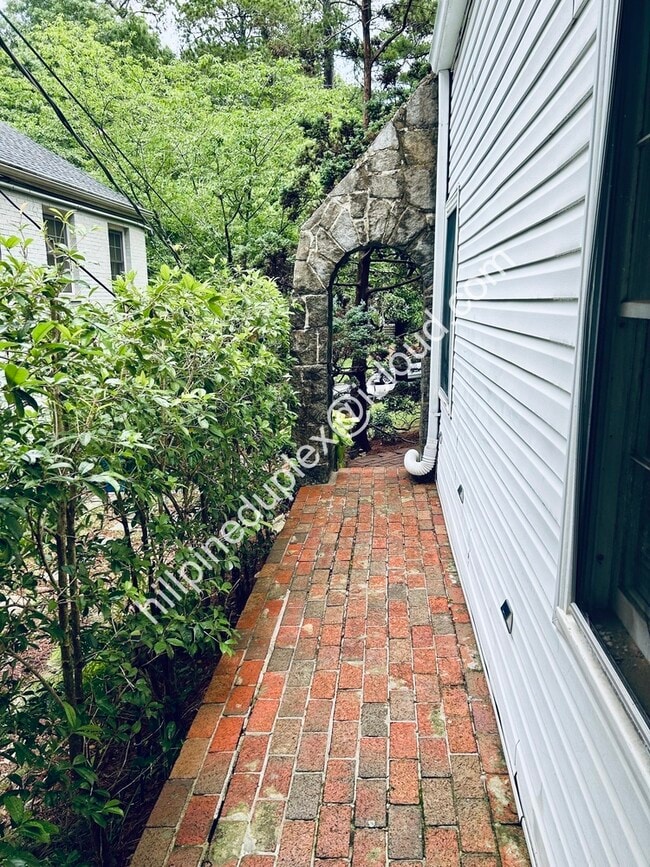 Private entrance to unit. - 629 Hillpine Dr NE