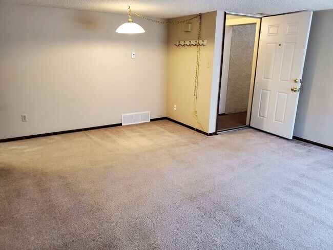 Building Photo - 1 Bedroom, 1 Bath - Basement Unit