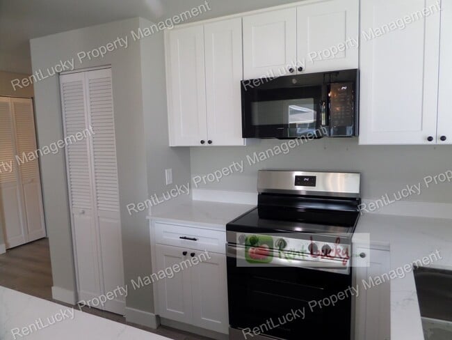 Building Photo - Fully Remodeled & GORGEOUS 2-Bedroom Unit ...