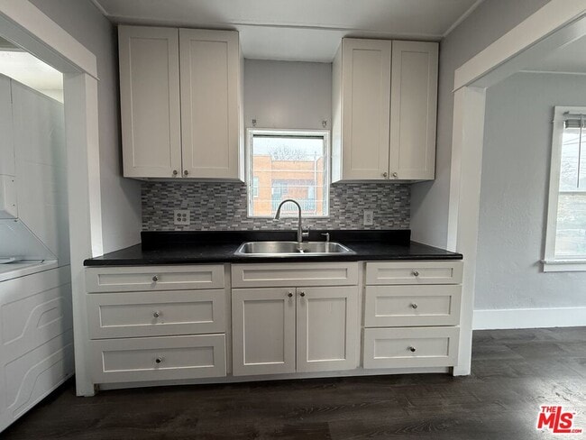 Building Photo - 1111 1/2 Orizaba Ave