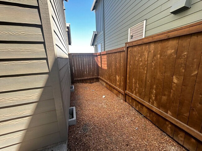 Building Photo - New 4 Bedroom North Plains Home!!!