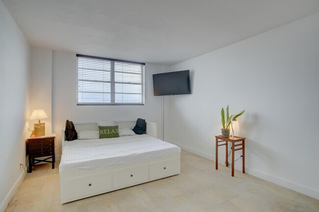 Building Photo - 3000 S Ocean Dr