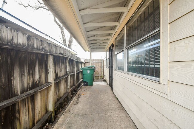 Building Photo - Nice duplex is back on the market