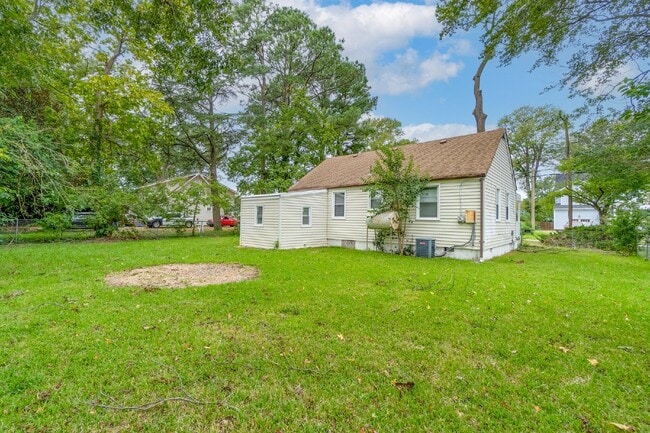 Building Photo - ADORABLE 3 BEDROOM 1 BATH RANCH HOUSE
