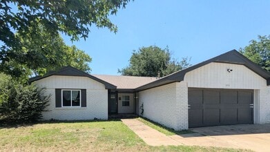 Building Photo - Charming OKC Home | 3 Bedrooms, 2-Car Garage & Spacious Fenced Backyard!