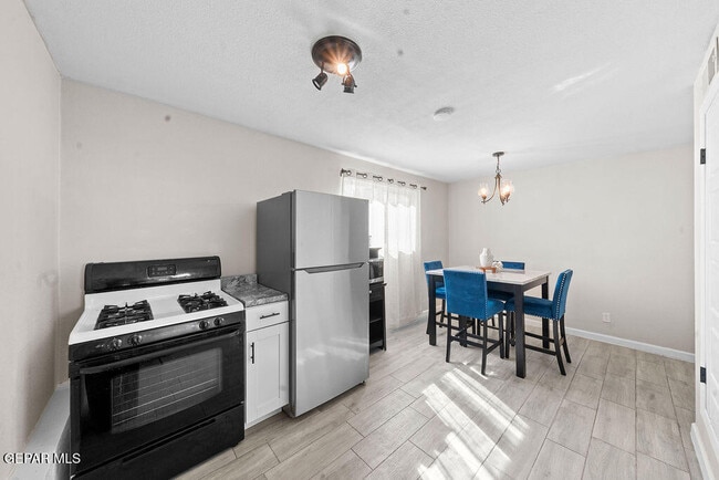 Building Photo - 7441 Alameda Ave