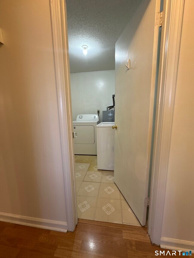 Building Photo - 140 Thompson St