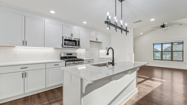 Building Photo - "Charming Farmington Retreat: Spacious 3-B...