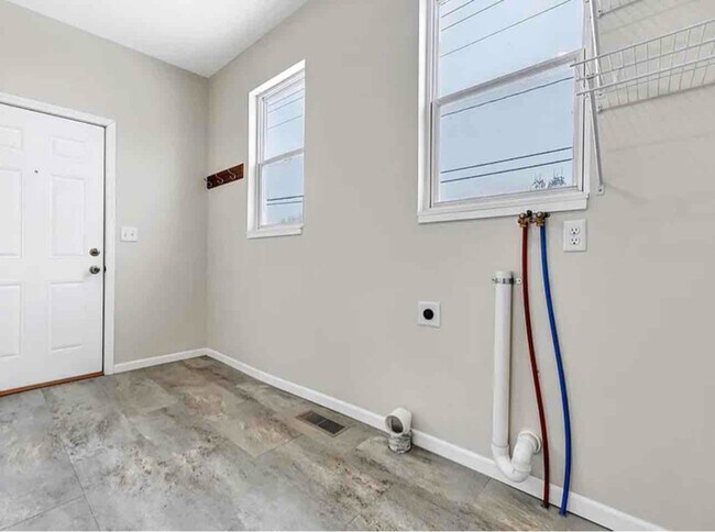 Building Photo - 625 N Maple Ave