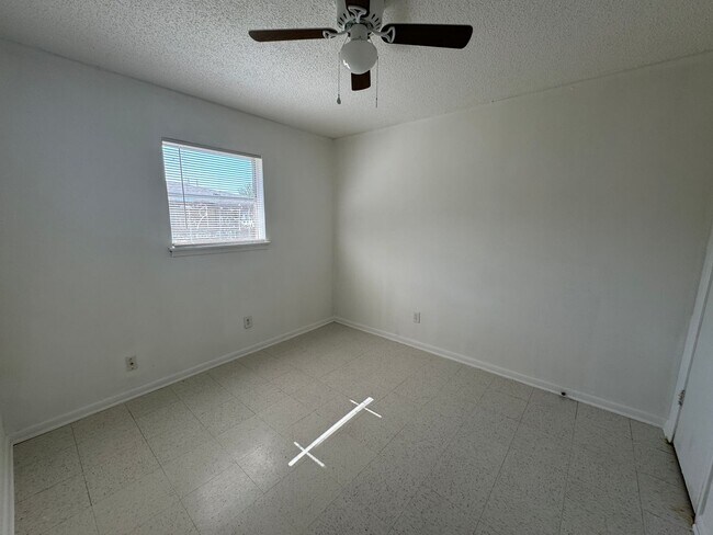 Building Photo - 503 Sunset Ln