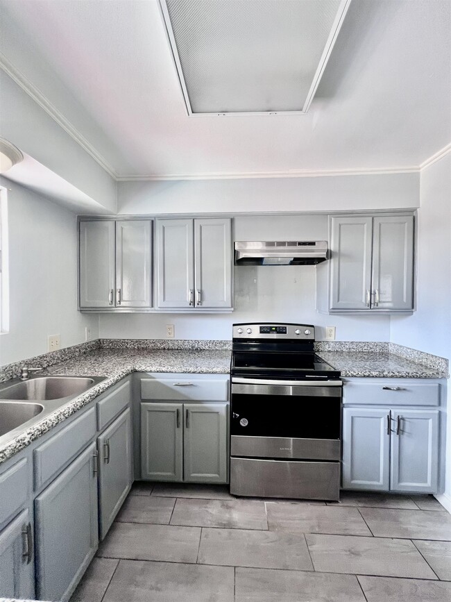 Building Photo - 207 Martingale