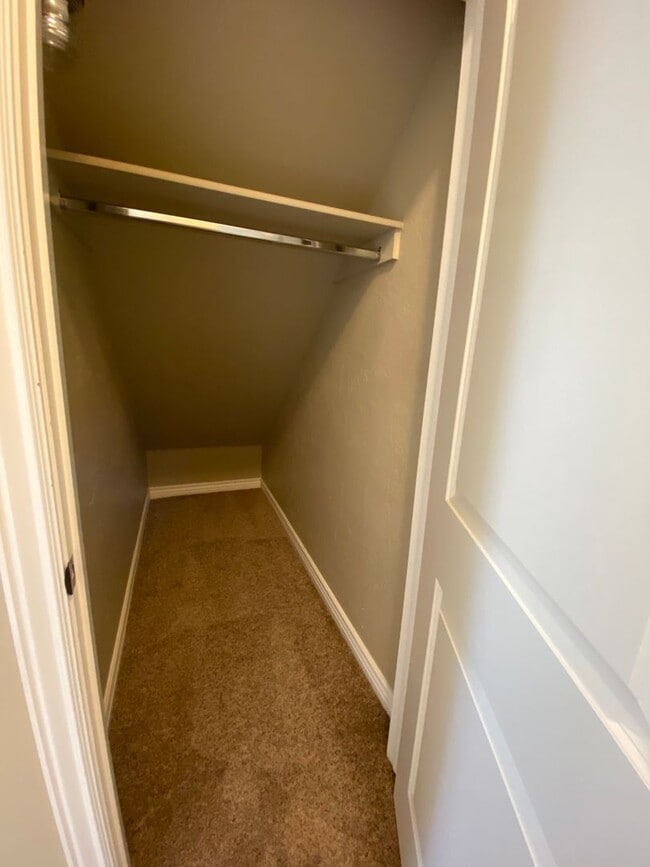 Building Photo - Lawn Care included!  4 bed 2.5 bath Neighb...