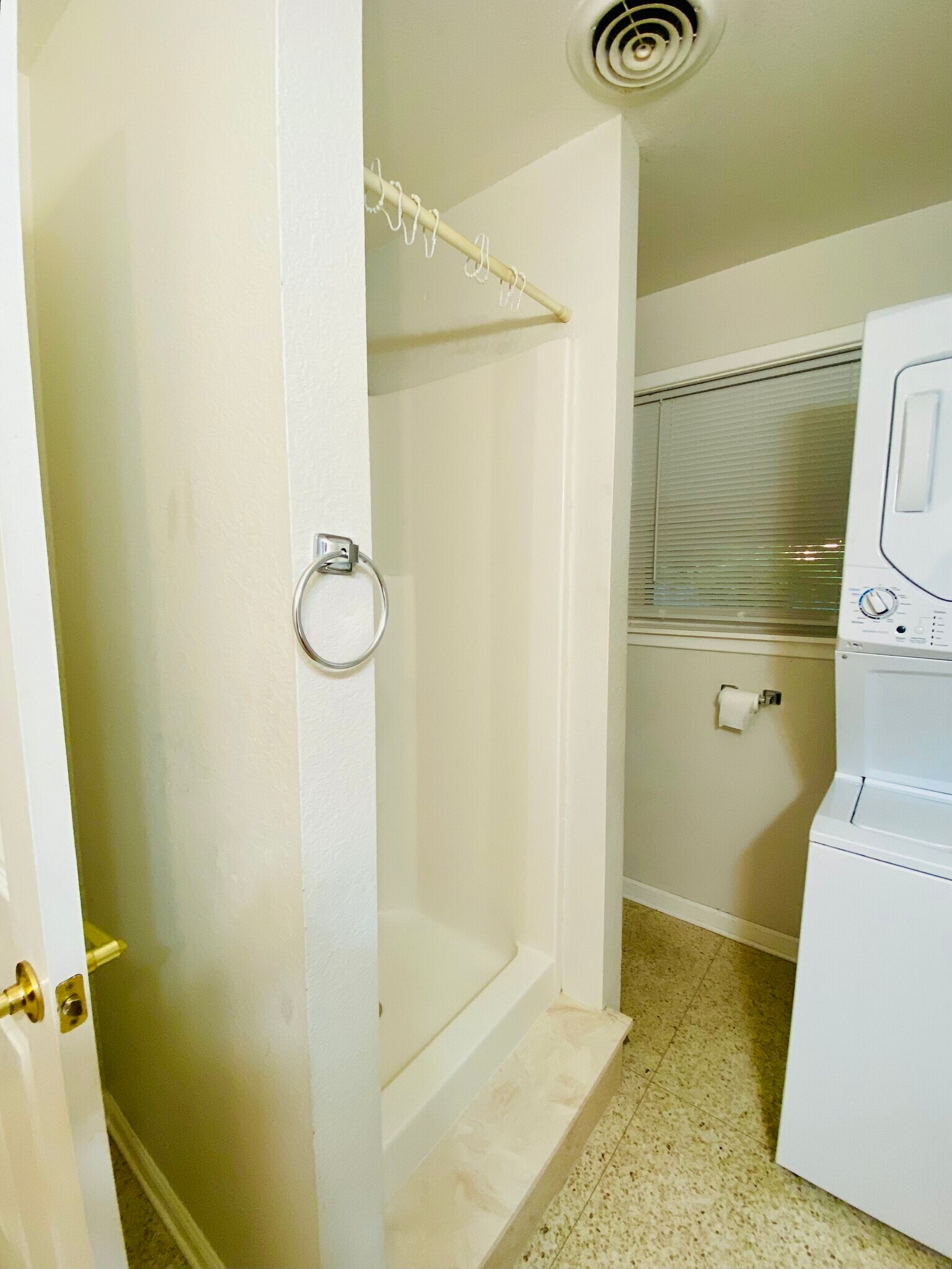 Shower and brand new washer/drywe - 2912 Delille St