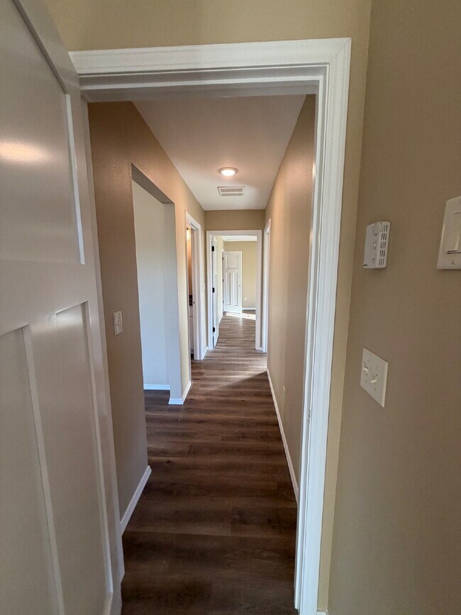 Building Photo - 4BR Duplex - Modern Energy Efficiency!!!