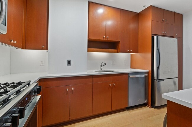 Building Photo - Exquisite 1BD/1.5BTH Condo Unit in the Pea...