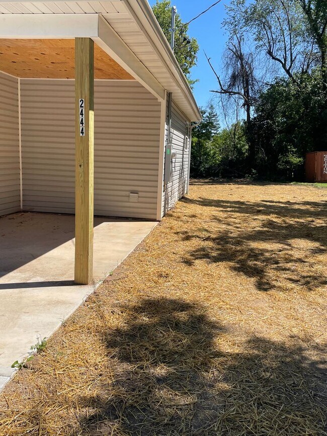 Building Photo - 3 bed 2 bath 1 Carport $995/month