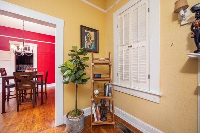 Building Photo - Charming Lakebottom Bungalow with Historic...