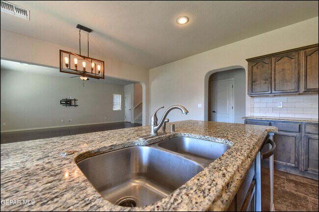 Building Photo - 7528 Wolf Creek Dr