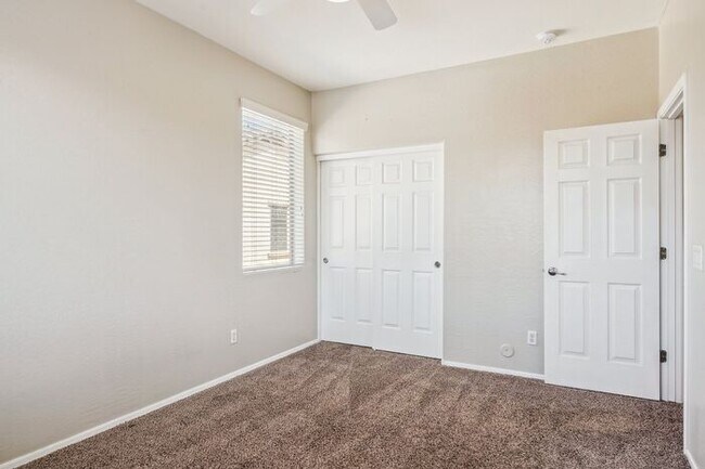 Building Photo - Beautiful 5 Bedroom 3 Bath home