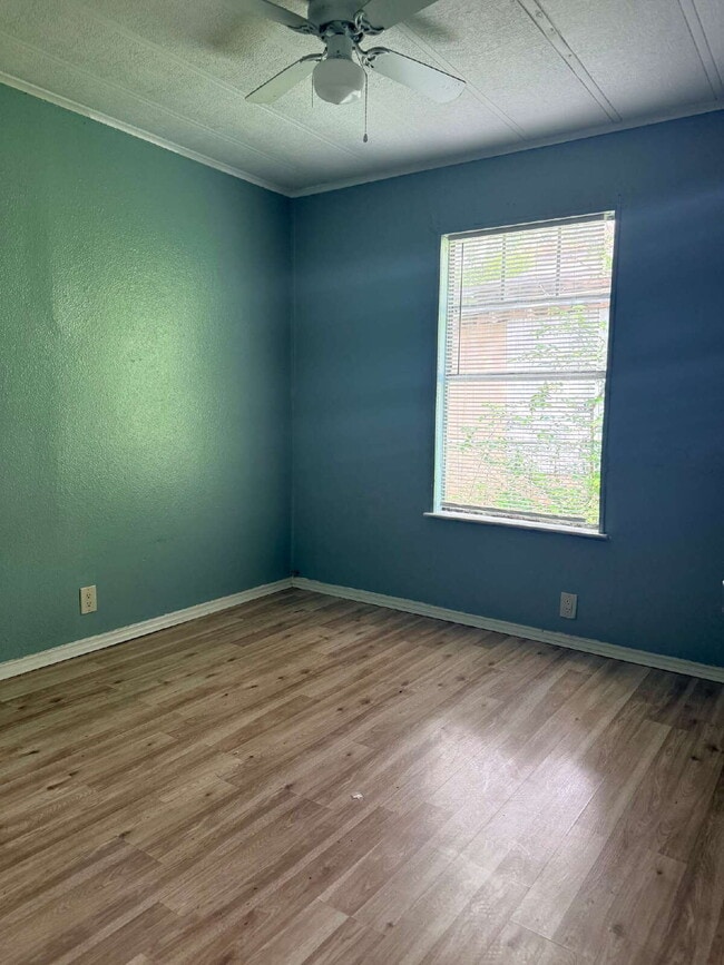 Building Photo - Newly Renovated 2 bed/1 bath